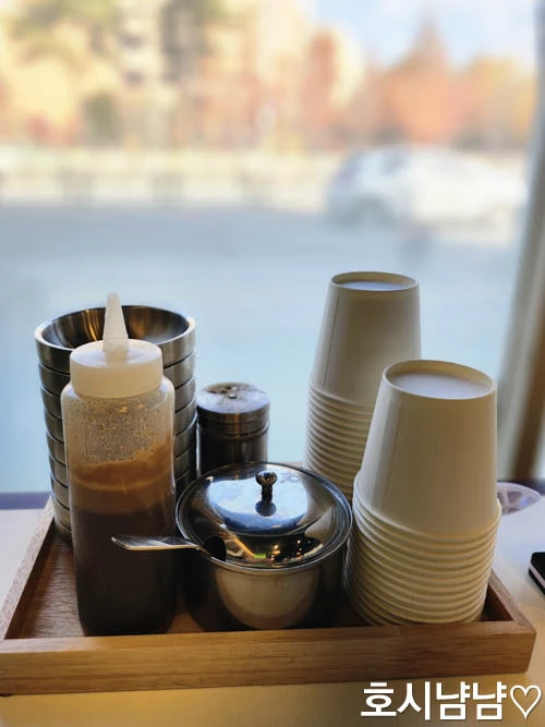 명인대동양평해장국 테이블 세팅 – 종지, 일회용컵, 특제 간장소스, 고추지