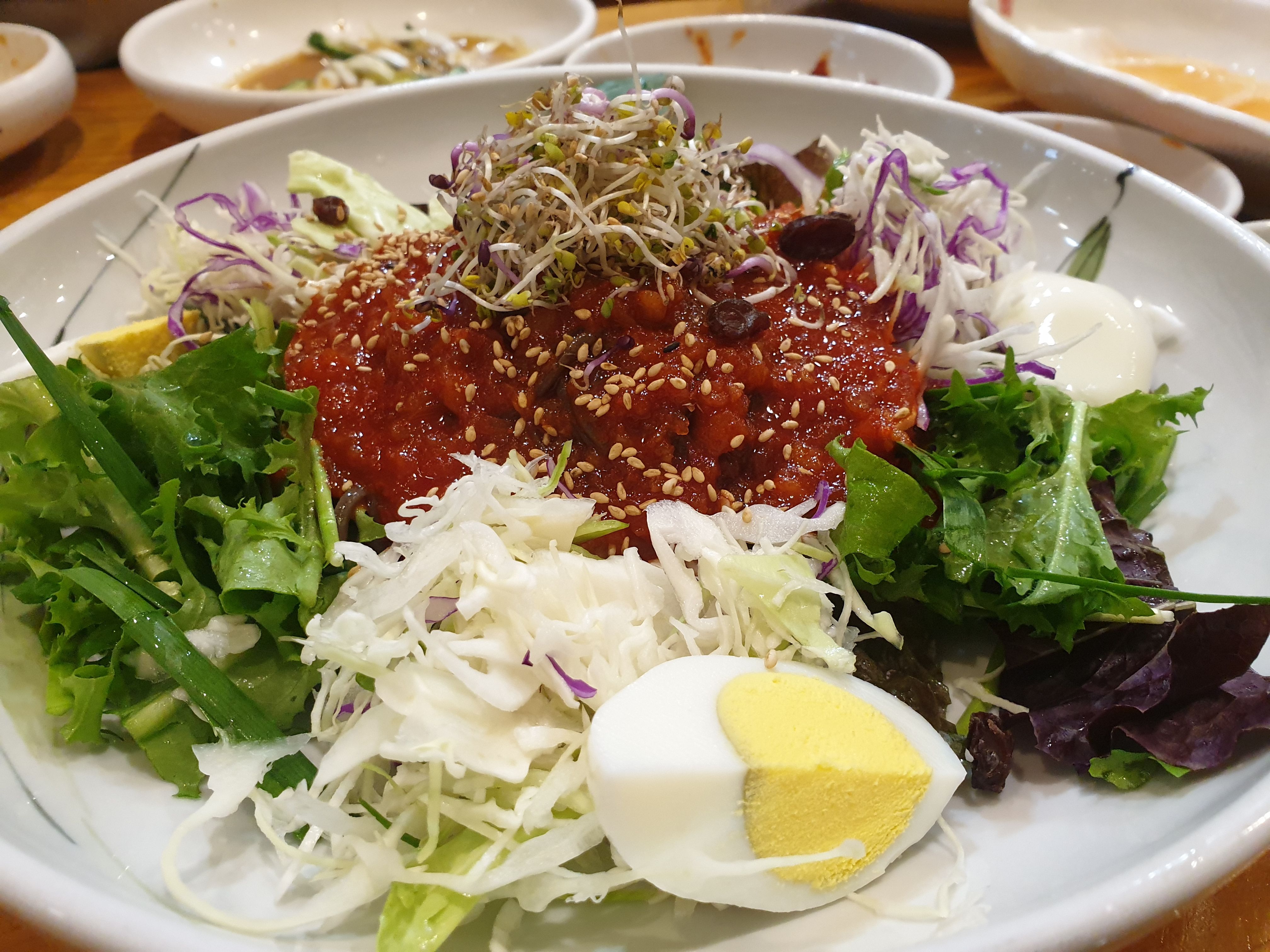 접시안의 온잦 야채와 막국수와 양념장