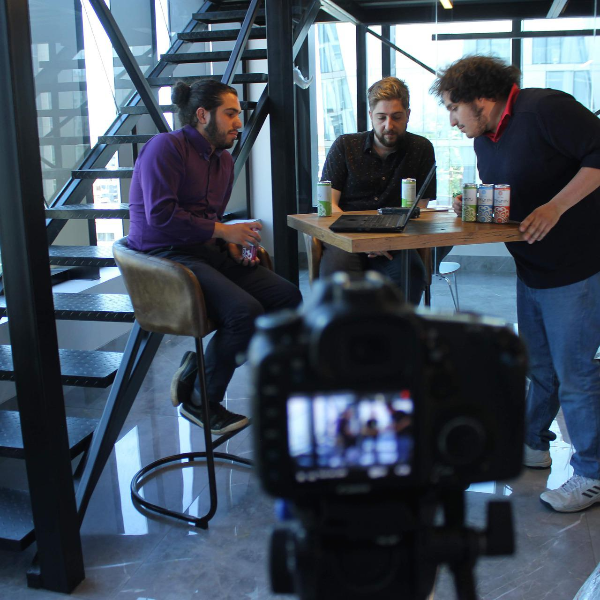 미국 영어 발음 말고도

영국 영어발음으로 공부하고

싶은 분들이 계실 수 있는데요.



과거에는 프렌즈, 모던패밀리,

가십걸 등 미국 드라마를

많이 접할 수 있었다면



최근에는 여러 플랫폼을

통해 셜록, 블렛츨리 써클 과

같은 영국 드라마도 쉽게 접할 수 있어요.



또한 영국 드라마, 영국 영화가 아니더라도

게리 올드만, 엠마 왓슨,

베네딕트 컴버배치, 콜린 퍼스,

휴 그랜트와 같이 할리우드 영화에서

활동하는 영국 배우들을 통해서도

영국 발음을 배워볼 수 있어요.



지금까지 미국 발음과

영국 발음의 차이를 중심으로

영어발음에 대해서 알아보았는데요.

같은 영어인데도 다르게 발음된다고

하니 매우 재미있게 느껴지죠?



사실 발음의 정답은 정해져

있지 않아요. 심지어 미국 영어를

사용하는 사람, 영국 영어를

사용하는 사람들 중에서도

발음이 다르잖아요.



그러니까 내가 이상하게

보이지 않을지 걱정하기보다

그 시간에 하나라도 더 배우는 것이

본인에게 더욱 좋습니다!