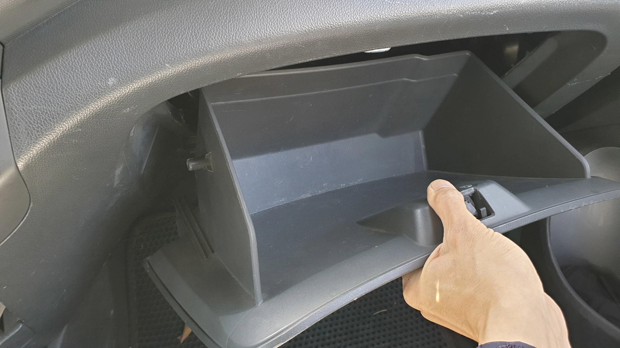 글로브박스 끼우는 방향