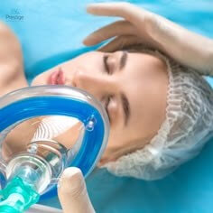 헤어캡을-ㅁ리에-쓰고-수술대-위에-받듯이-누워-수술을-기다리는-여성