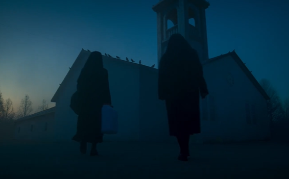 봉쇄수도원으로 향하는 유니아 수녀와 미카엘라 수녀