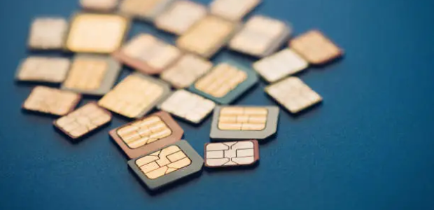 바닥에 흩뿌려져있는 유심칩