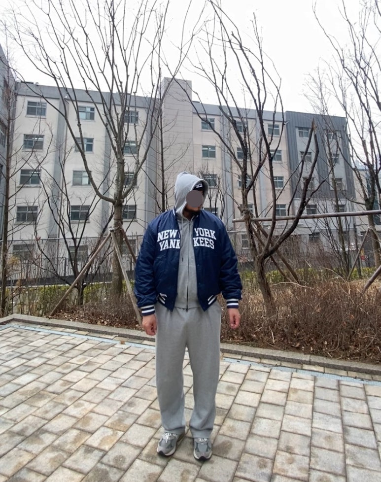데일리룩('26.1.15.)반스 VANS 밀포드 비니, 뉴에라 MLB 뉴욕양키스 스타디움재킷 야구점퍼, 토피 그레이 후드티 집업, 토피 그레이 와이드 팬츠, 뉴발란스 993 그레이