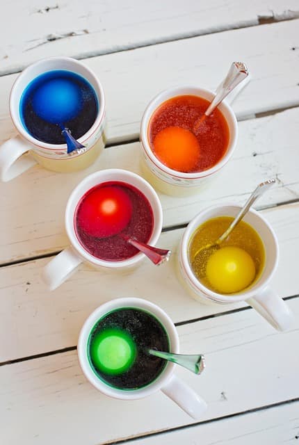 전통 문양의 색상 체계(오방색&middot;자연 색채)와 현대 컬러 트렌드 비교