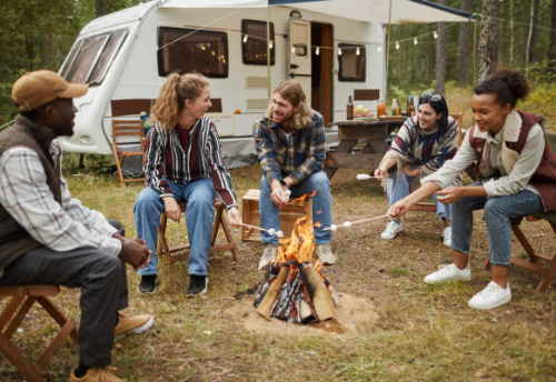 캠프파이어하는 이미지