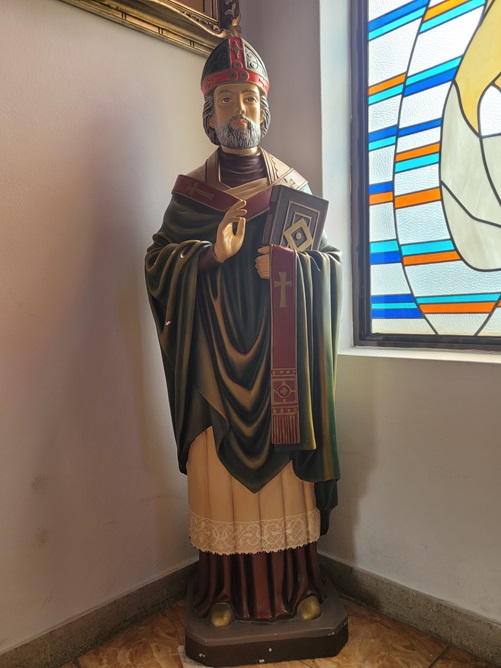 서울 마천동성당 주보성인 아우구스티노 성인 조각상입니다.