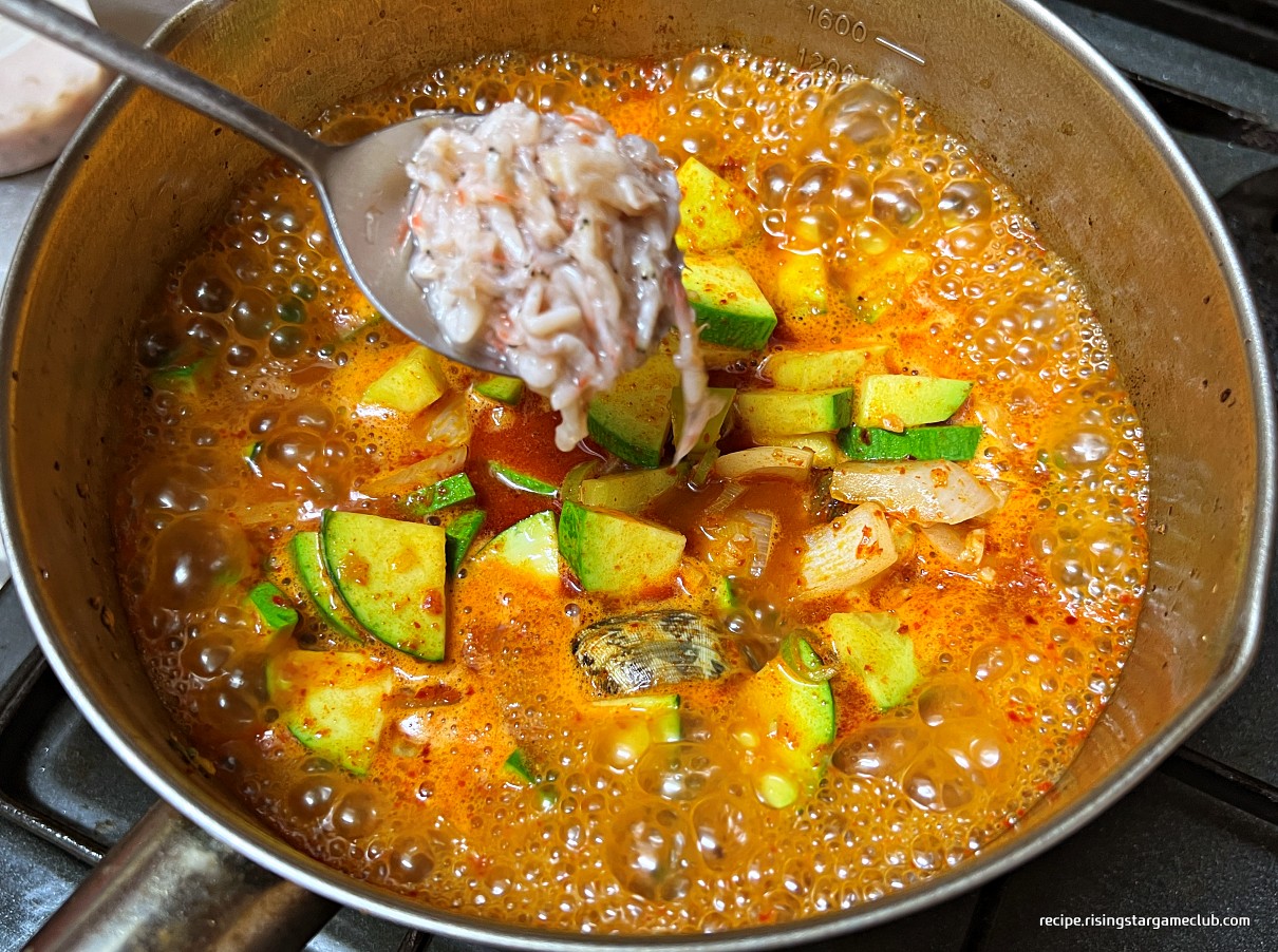 순두부 찌개에 새우젓 1T를 넣어 간을 하는 사진