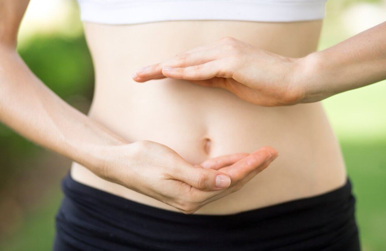 편안한 위장을 감싸고 있는 손