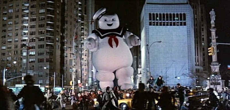 고스트 버스터즈 하얀 유령이 건물 사이에 나타난 장면