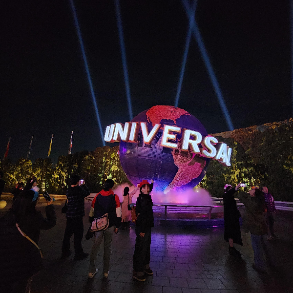 어둠이 깔린 유니버설 스튜디오 재팬. 조명으로 더욱 화려해진다.