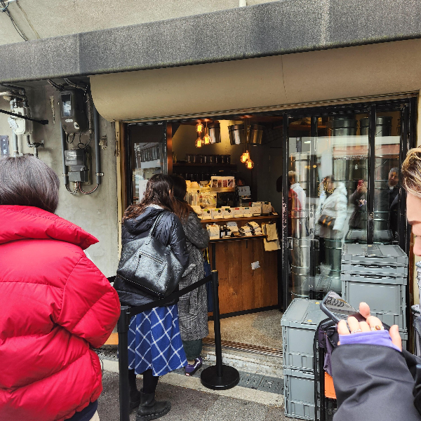 입구 안쪽 원두가 보인다. 사람들이 밖에 서서 주문하고 있다.