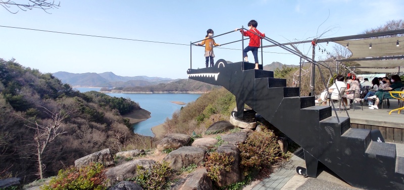 게으른악어 포토죤 자리에서 쿠앙이와 쿠웅이