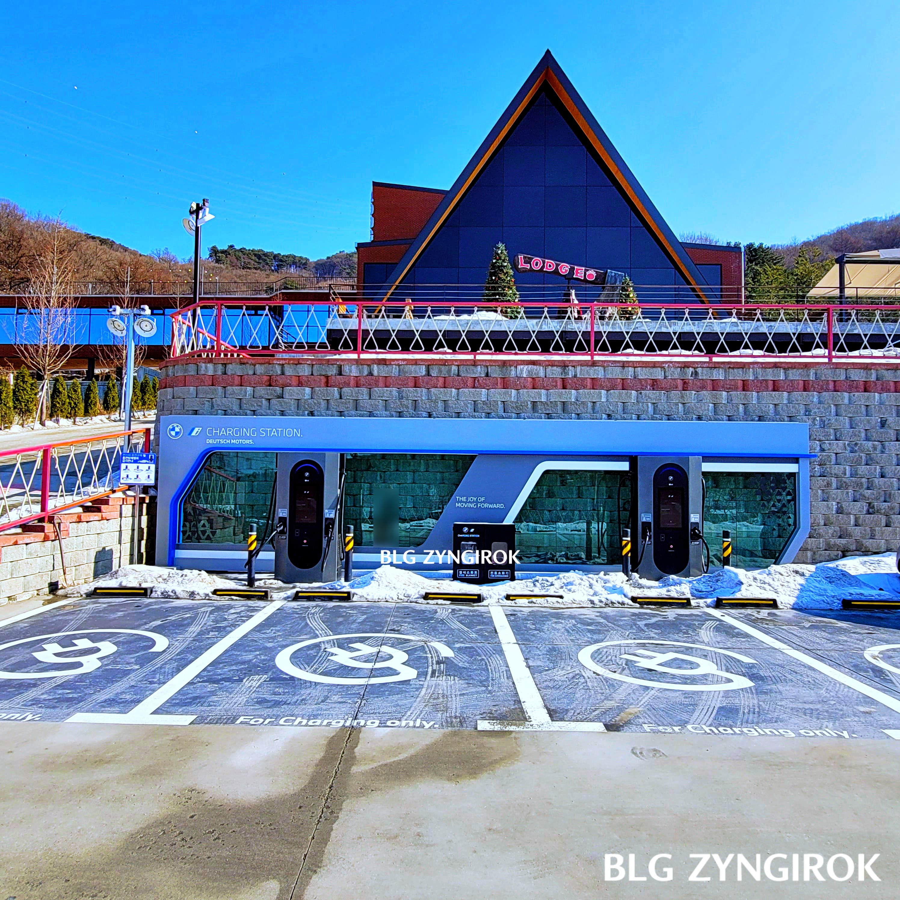 양주 카페 럿지 LODGE BMW 충전 스테이션 모습이다.