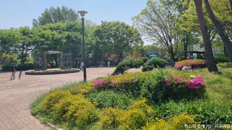 자연과 사람이 어우러진 힐링 명소로 아름다운 풍경과 캠핑, 산책로가 있는 평택시 소풍정원의 입구 모습