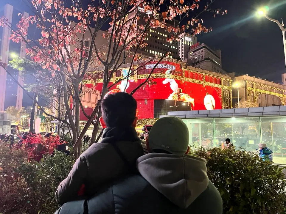 명동-신세계-백화점-앞-미디어-트리-사람들-관람모습