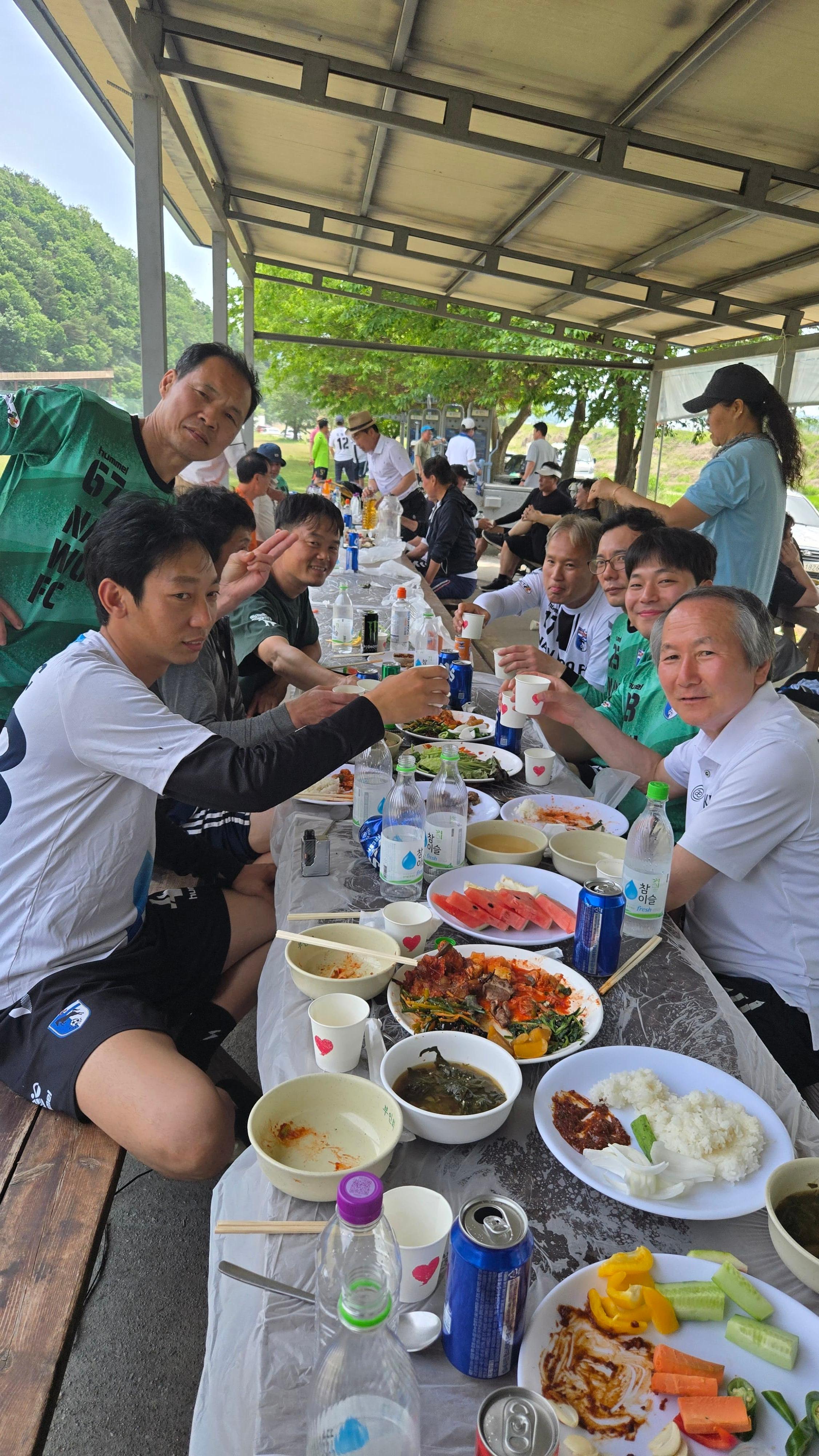 난우FC는 회원들 간의 우정을 나누고 삶을 함께 걸어가는 공동체