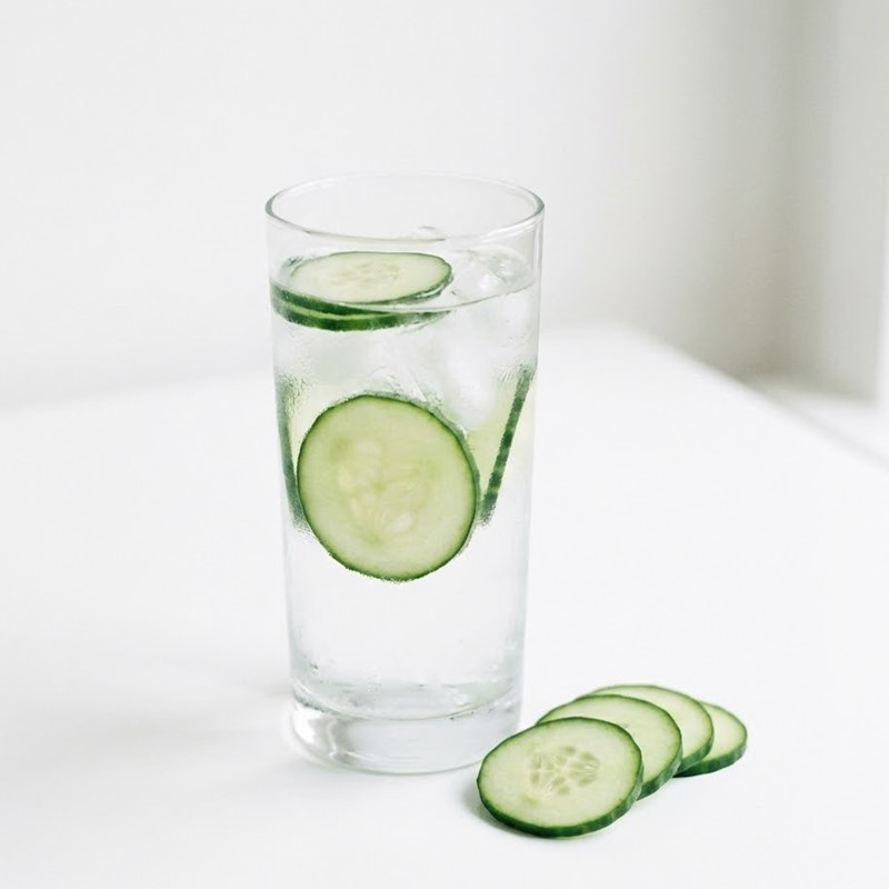 피부 수분 보충과 진정을 상징하는 물 한 잔과 오이 슬라이스