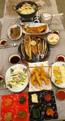 생생정보 두집살림 동해 한달 살기 바다 앞 숙소 근처 생선구이 나베 맛집 어향 동해시청 문화예술과 등대그집 기념품점 문화팩토리 덕장카페 무릉별유천지