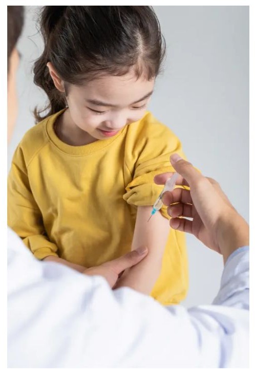 아이가 주사 맞는 이미지