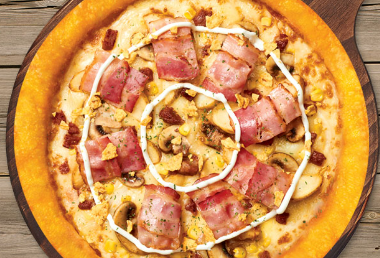 베이컨과 감자가 토핑된 피자