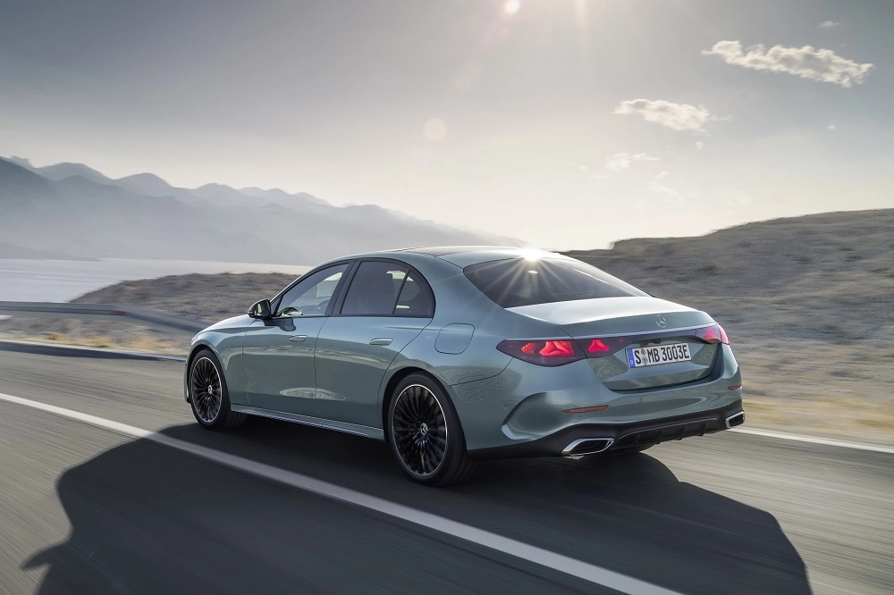 벤츠 E300 4MATIC AMG 측후면. [메르세데스-벤츠 제공]
