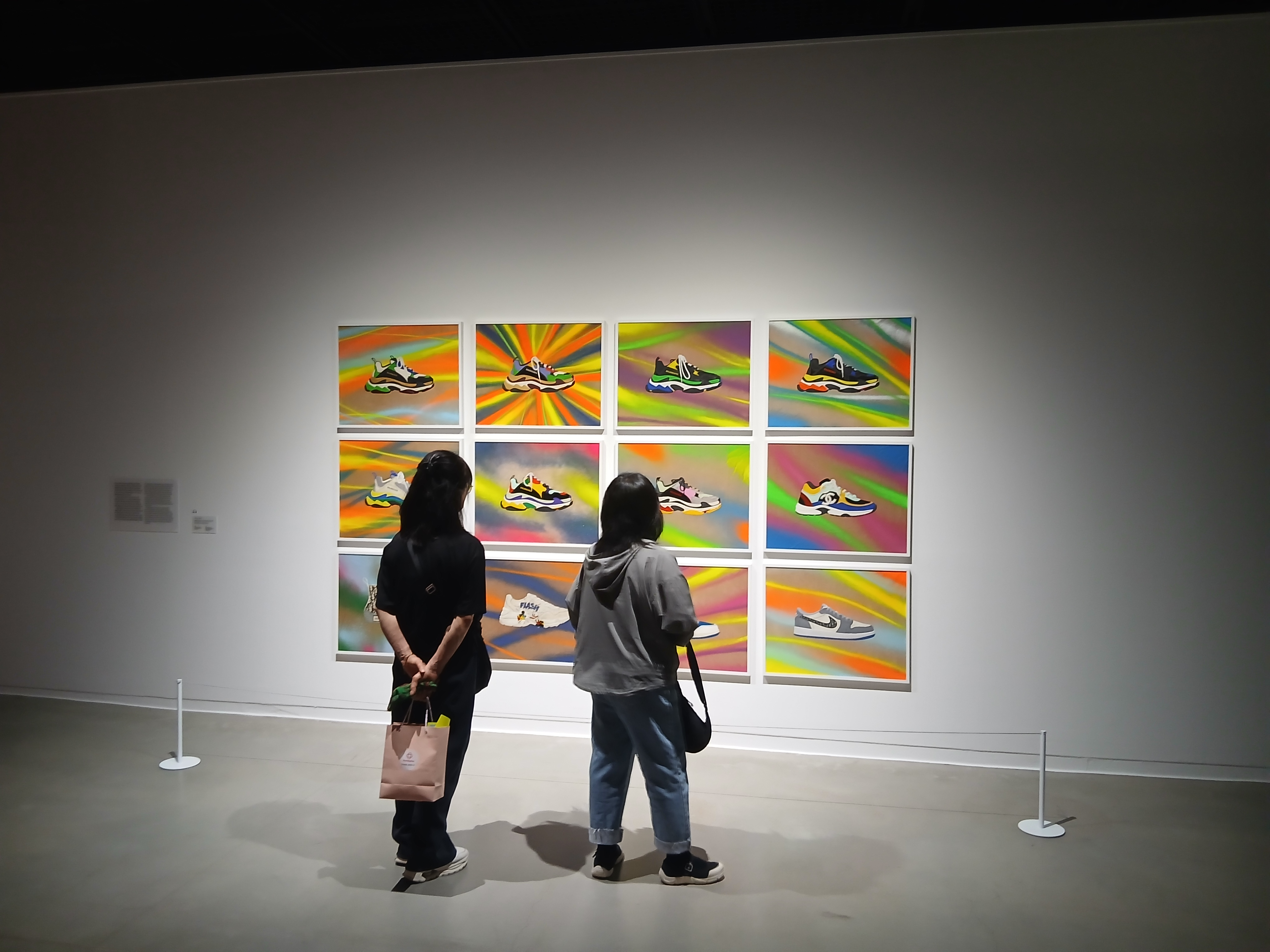 수원 화성행궁 근처 박물관 전시 공간, 신발 아트 작품을 관람하는 방문객 모습