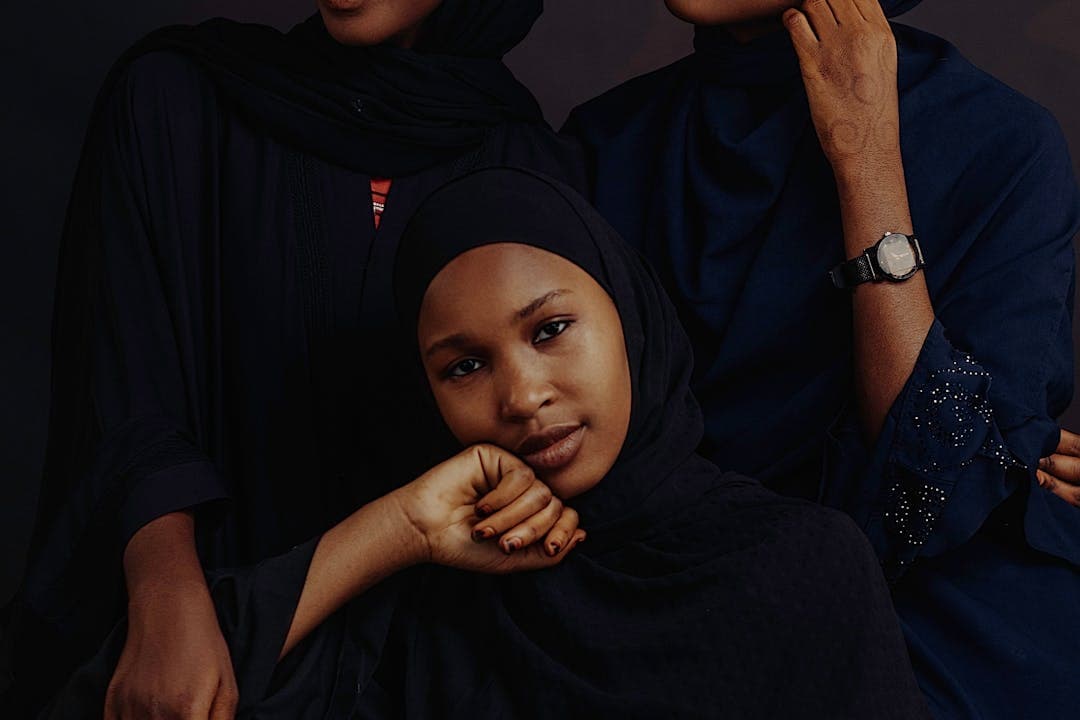 사진을 찍고 있는 여성 청년의 모습