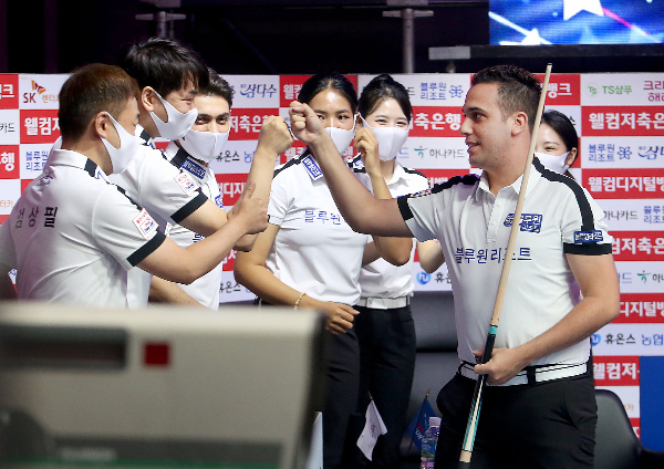 스페인 출신 프로당구선수, 다비드 사파타(오른쪽)