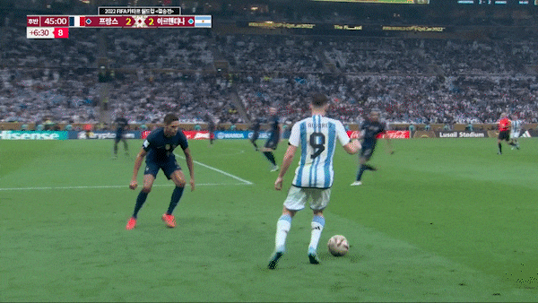 마지막 결승골 노리는 리오넬 메시 중거리슛