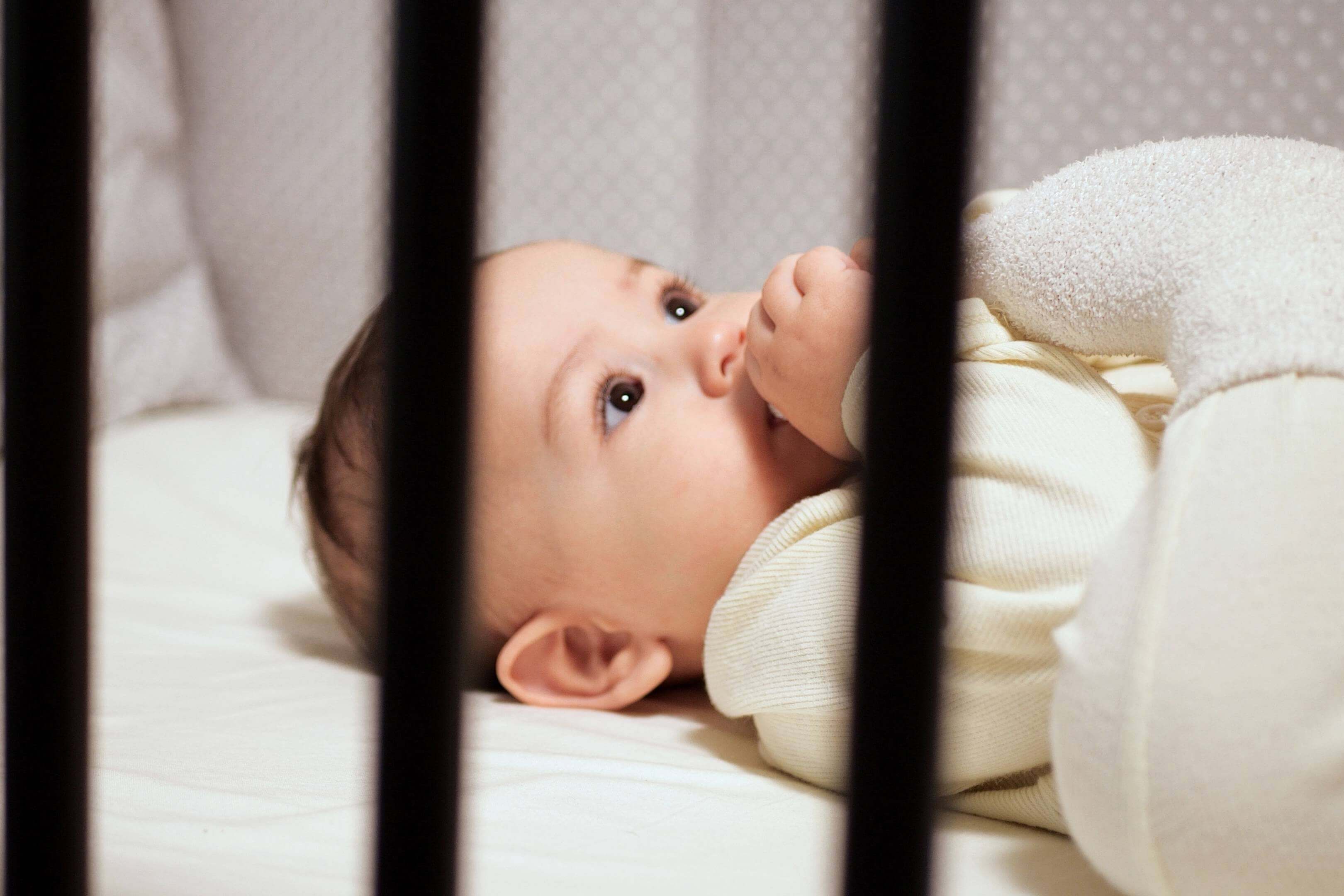 멀뚱멀뚱 천장을 바라보는 아기