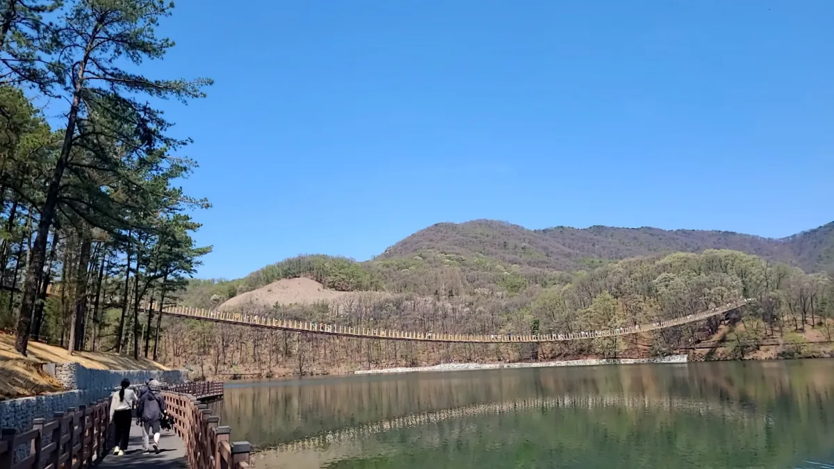 멀리서본-마장호수-출렁다리-푸른산과-파란하늘