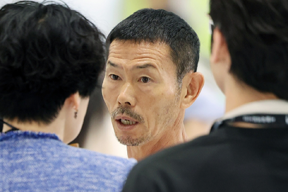 손흥민의 아버지 손웅정 감독이 26일 서울 강남구 코엑스에서 열린 '2024 서울국제도서전'에 참석하여 팬싸인회를 기다리고 있다. [사진=뉴시스]