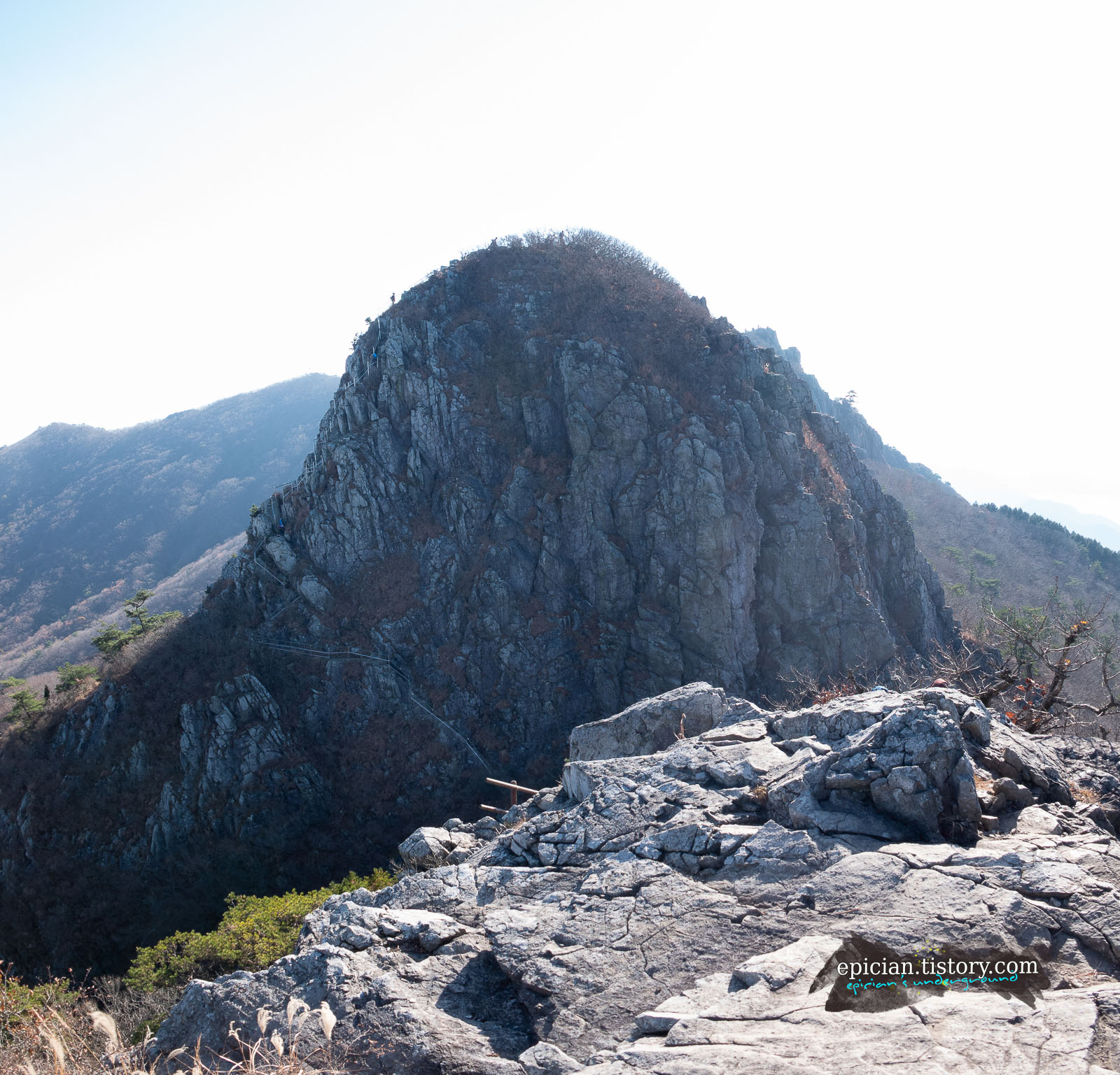 절벽같은 암봉을 둘러 탐방로가 만들어진 모습