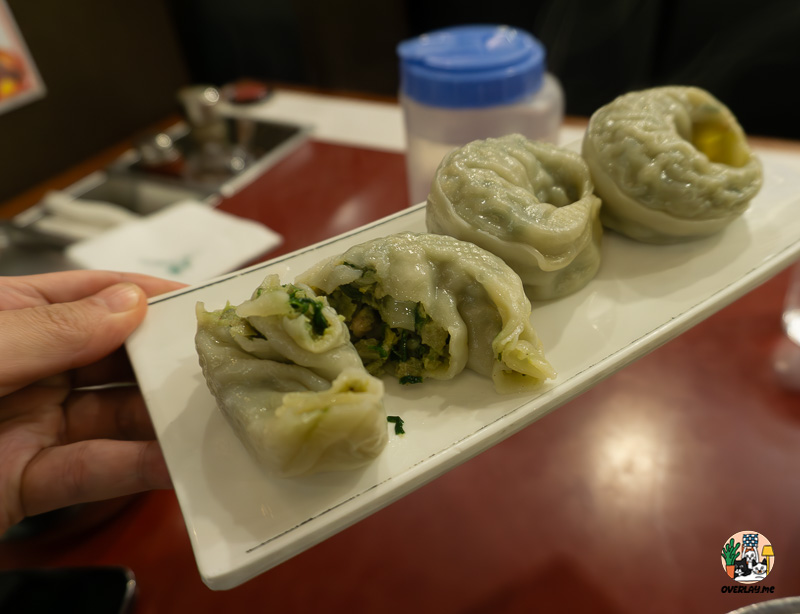 명가원 설농탕의 수제 만두. 반으로 잘린 만두 속에 고기와 채소가 가득 차 있다.