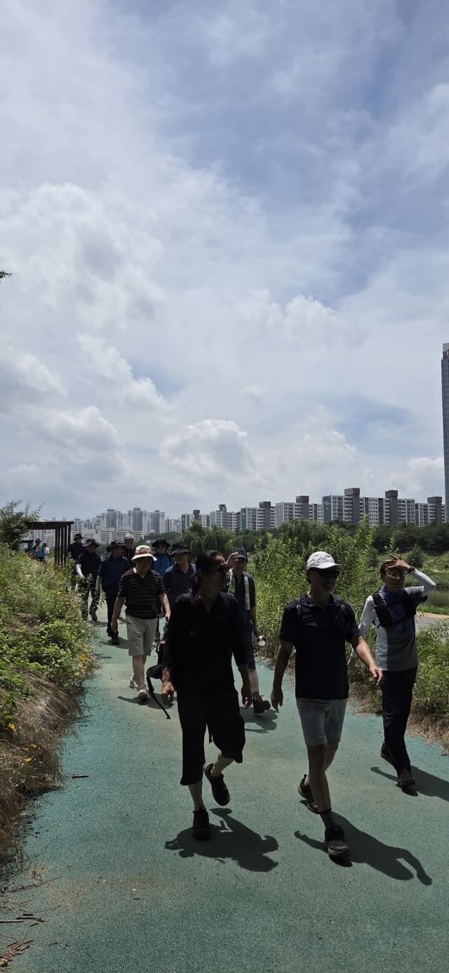 산행은 내게 몸을 움직이는 운동이면서 사람을 다시 이어주는 시간