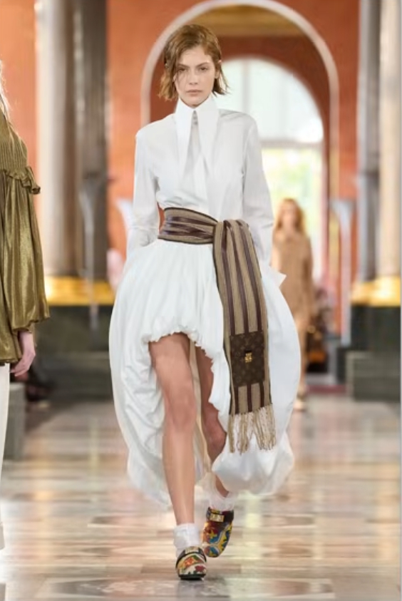 볼륨감을 강조한 퍼프 및 벌룬 스커트