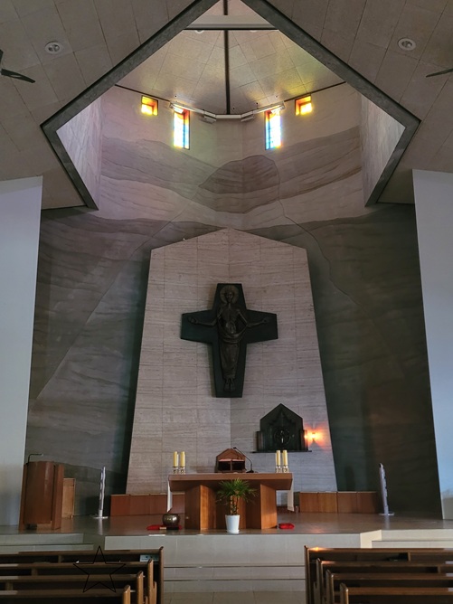 응암동성당 성전 안 십자가, 제대, 제단, 감실 사진