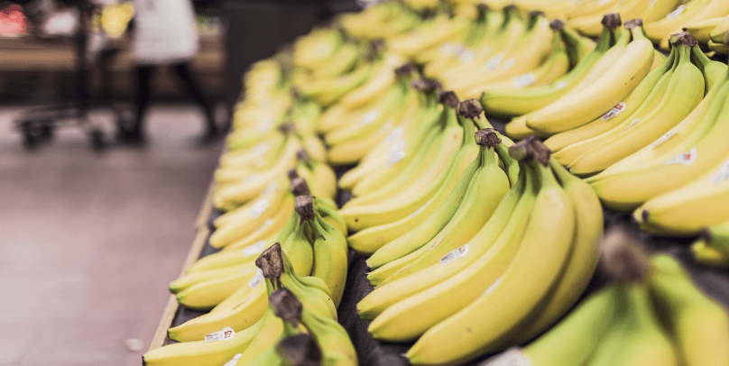 바나나가 마트 진열장에 진열되어 있다