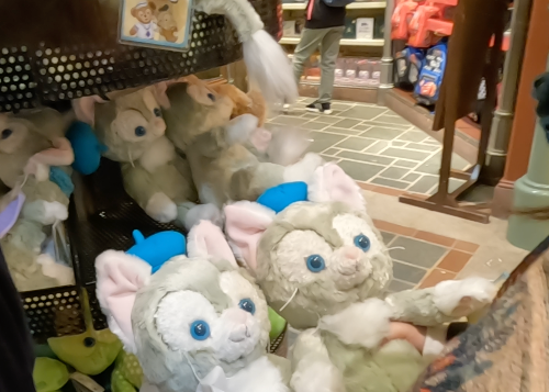 홍콩 디즈니랜드 기념품 가게에서 판매하는 더피와 친구들 Duffy and Friends Duffy의 젤라토니 인형