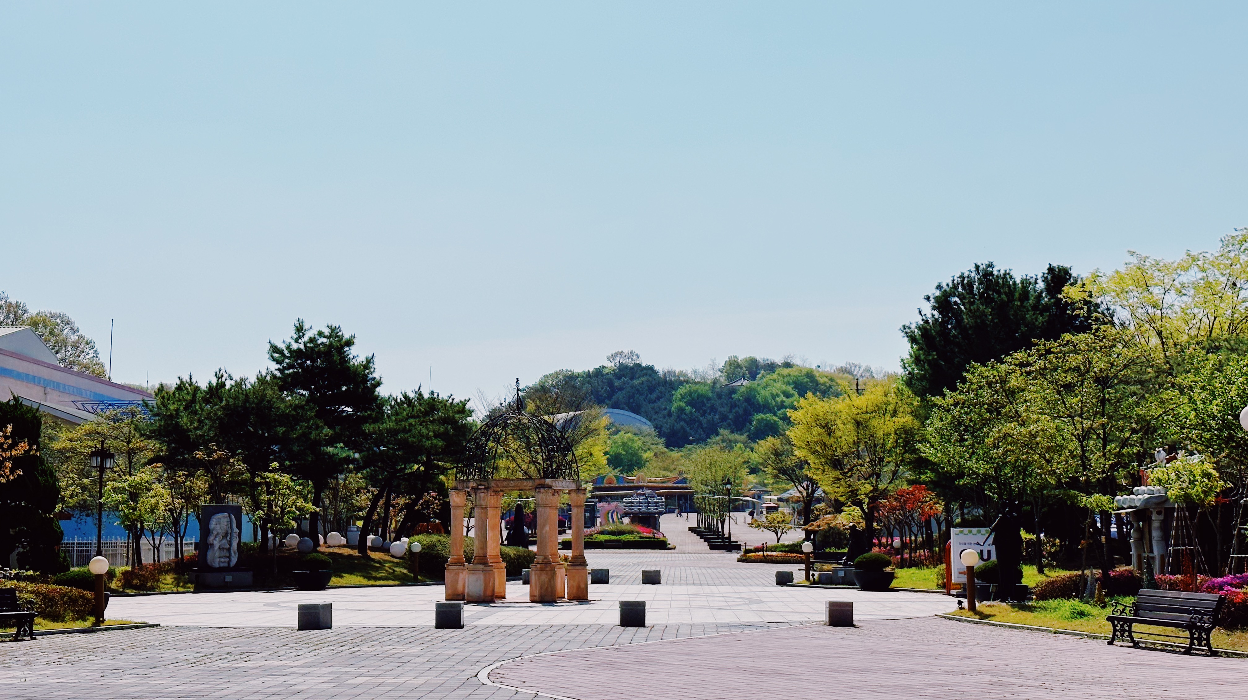 정문 앞