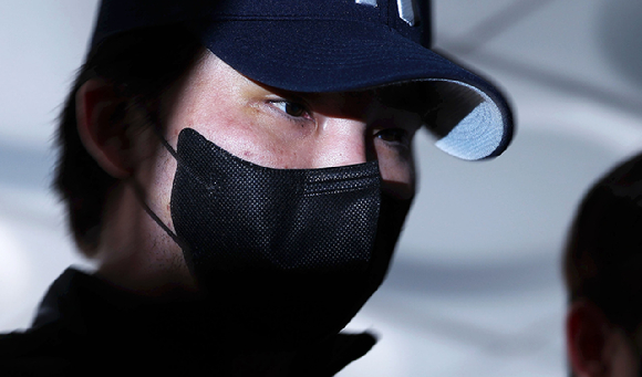 마약류관리에 관한 법률 위반(향정) 혐의를 받는 전 국가대표 야구선수 오재원 씨가 지난 21일 서울 서초구 서울중앙지법에서 열리는 구속전 피의자심문(영장실질심사)에 출석하고 있는 모습. [사진=뉴시스]