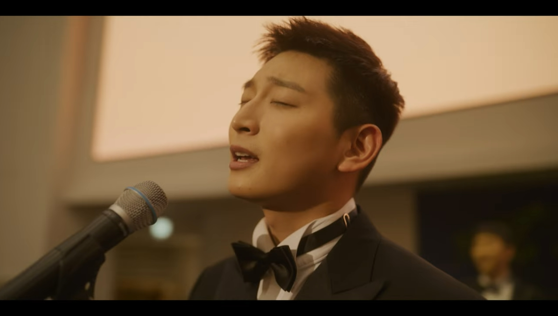 영화 '신의악단'에서 배우가 찬양을 하고 있다.