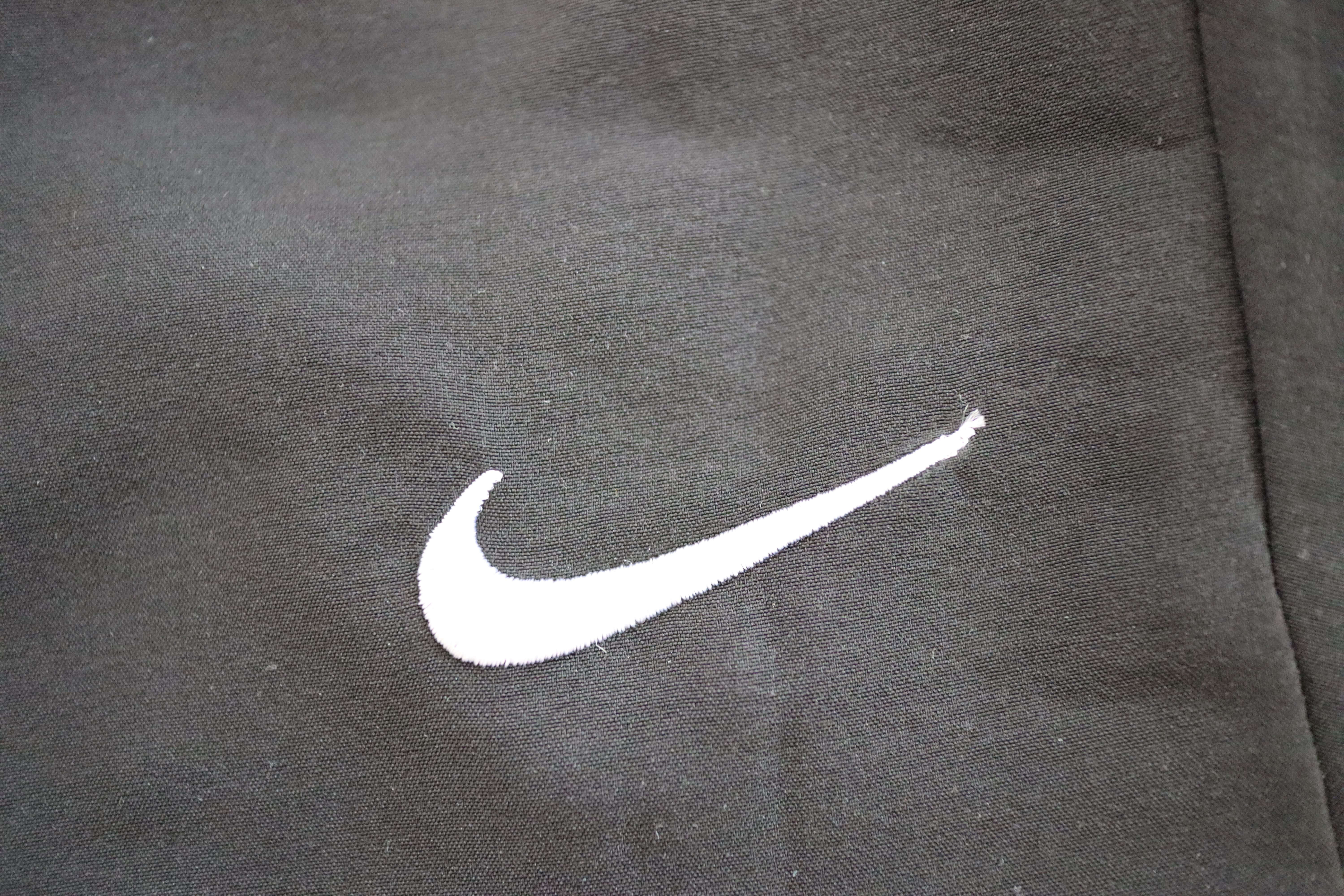 나트랑-담시장-시장에서-구입한-반바지에-나이키-자수가-삐뚤어져-있다