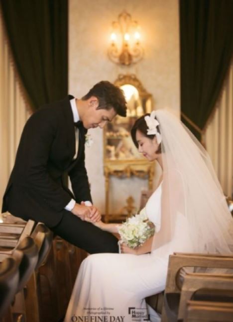 지소연 송재희 결혼식 사진 &ndash; 교회에서 백년가약을 맺은 배우 부부