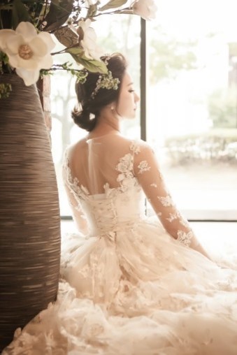 신부가-결혼식-신부화장을-하며-다소곳이-앉아있는-모습