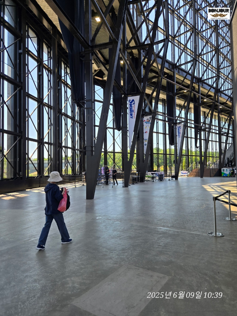 실내야구장의 외야쪽 유리벽 햇살이 투과된다.