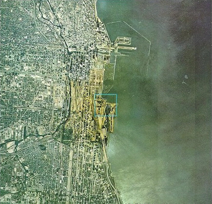 지상 10킬로미터 상공에서 내려다본 시카고 전경. 도시 전체가 촘촘한 격자무늬처럼 펼쳐지며, 중심부는 미시간 호수 가장자리에 위치해 있다. 항구 시설과 도심 건물들, 도로망이 한눈에 들어오고, 이 범위 안에는 약 백만 명의 인구가 거주하고 있다. 도시와 물, 인간 활동의 밀도가 뚜렷하게 구분되는 광역적 시점이다.