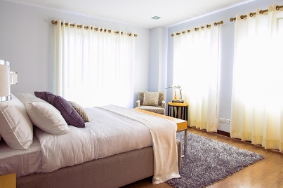 편안한 조명과 정돈된 침실에서 숙면을 준비하는 모습