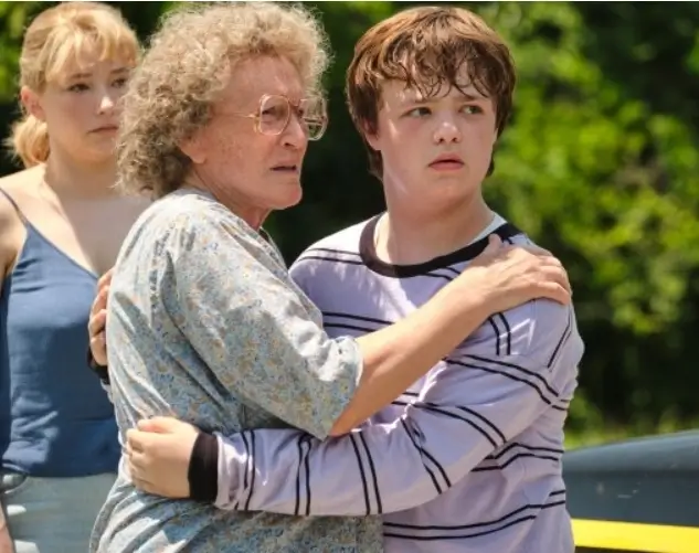 영화-힐빌리의-노래에서-할머니와-주인공-J.D.가-함께-있는-모습